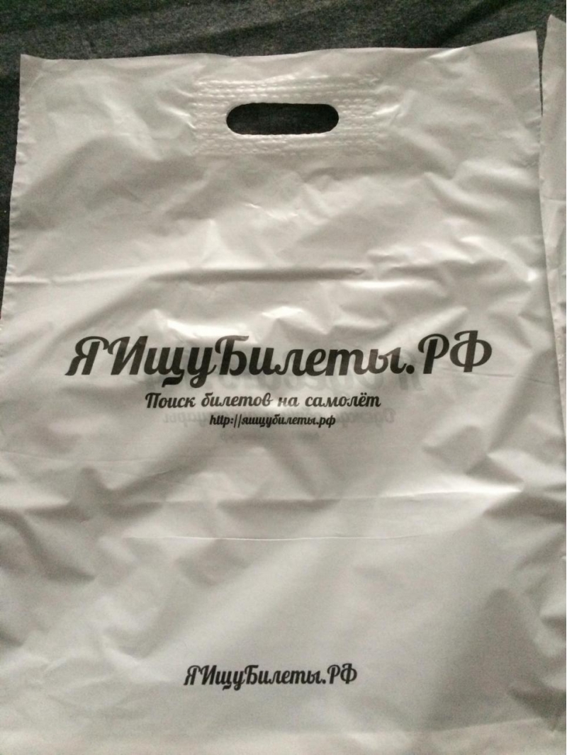 Пакет с укреплнной вырубной ручкой